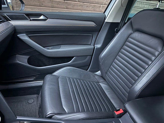 Volkswagen Passat 18 of 30
