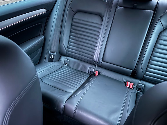 Volkswagen Passat 19 of 30