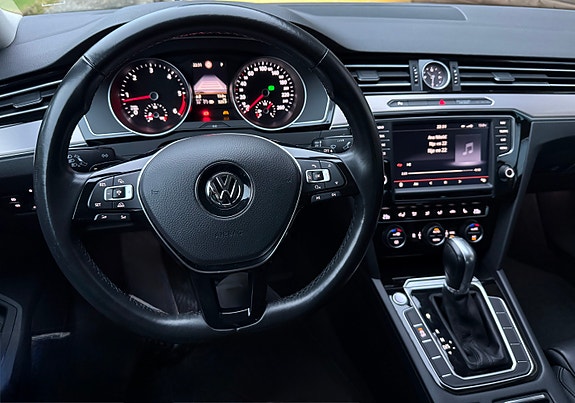 Volkswagen Passat 11 of 30