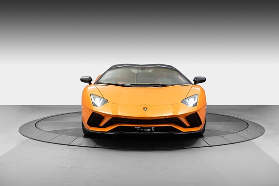 Lamborghini Aventador 3 of 5