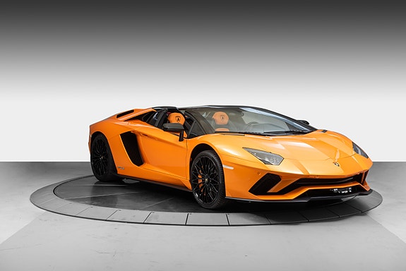 Lamborghini Aventador 4 of 5