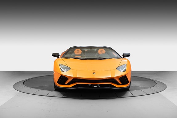 Lamborghini Aventador 2 of 5