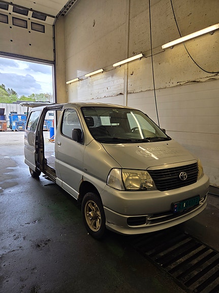 Toyota HiAce 2 of 10
