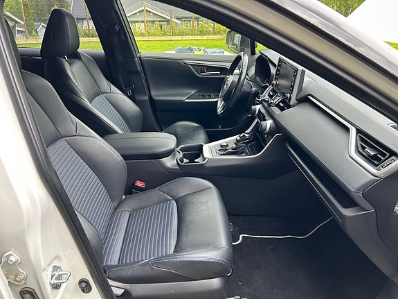 Toyota RAV4 8 of 24