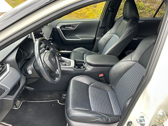 Toyota RAV4 6 of 24