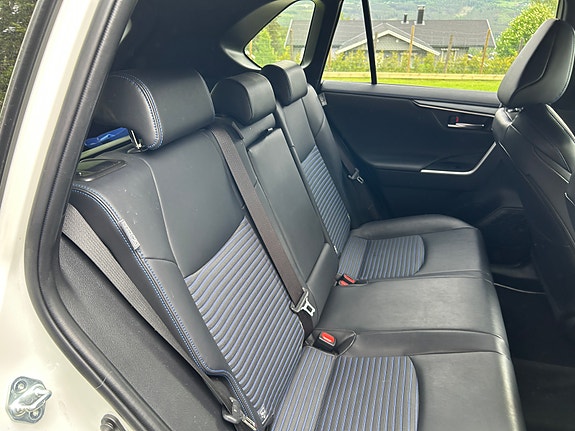 Toyota RAV4 9 of 24