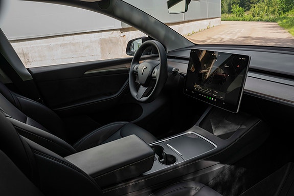 Tesla Model Y 29 of 30