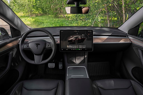 Tesla Model Y 26 of 30