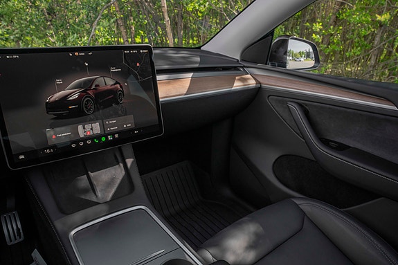 Tesla Model Y 14 of 30