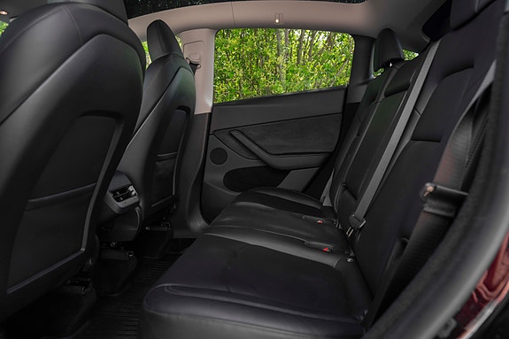 Tesla Model Y 23 of 30
