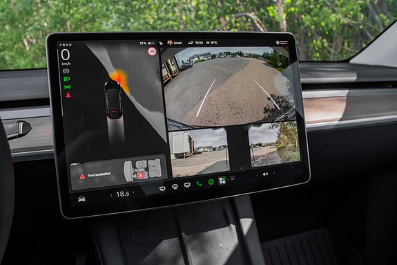 Tesla Model Y 16 of 30