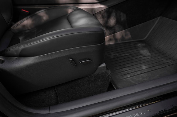Tesla Model Y 27 of 30