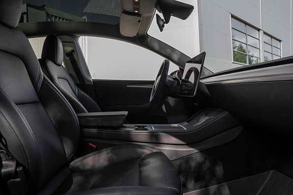 Tesla Model Y 28 of 30