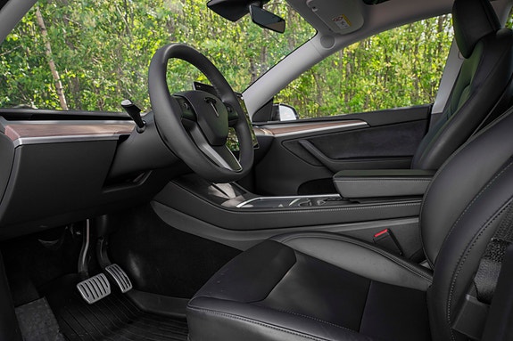 Tesla Model Y 24 of 30