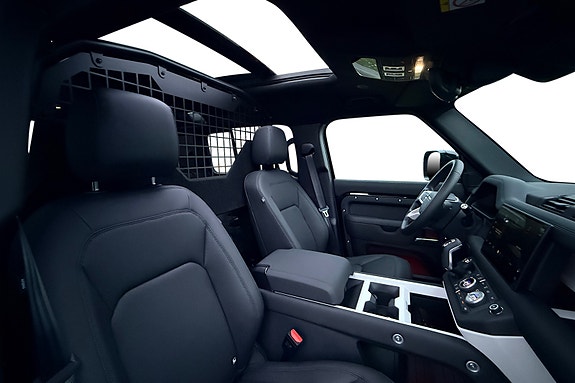 Land Rover Defender 110 18 of 30