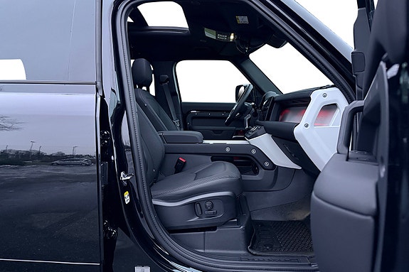 Land Rover Defender 110 17 of 30