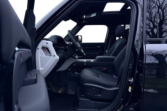 Land Rover Defender 110 16 of 30
