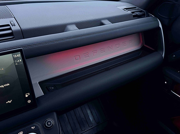 Land Rover Defender 110 21 of 30