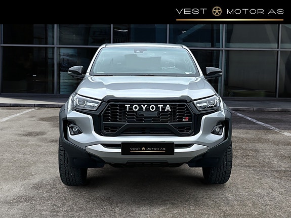 Toyota HiLux 2 of 5