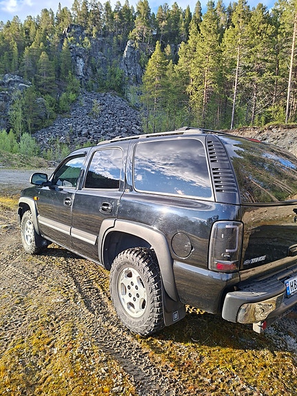 Chevrolet Tahoe 2 of 5