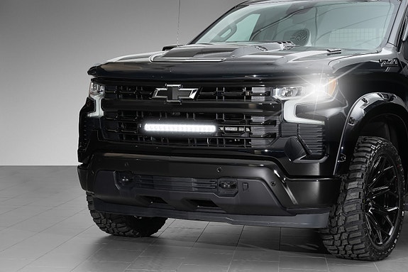 Chevrolet Silverado 2 of 5
