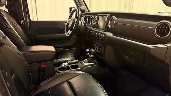 Jeep Wrangler Unlimited 15 of 27