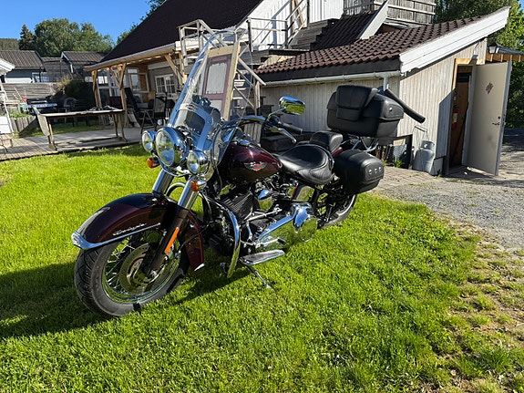 Harley-Davidson FLSTN Softail Deluxe 2 of 5