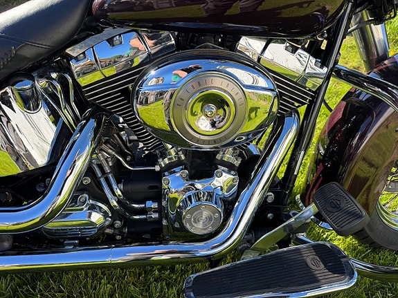 Harley-Davidson FLSTN Softail Deluxe 4 of 5