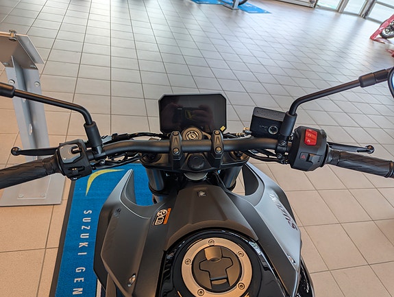 Suzuki GSX-8S 5 of 5