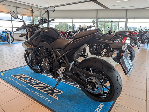 Suzuki GSX-8S 4 of 5