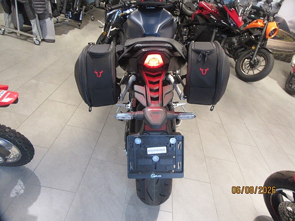 Honda CB650R E-CLUTCH - AGM Edition med varmeholker, Sw-Motech Blaze sidevesker og Daypack tankbag 2 of 21