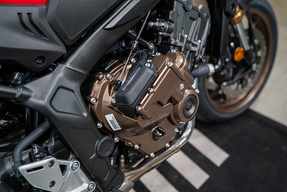 Honda CB650R E-CLUTCH - AGM Edition med varmeholker, Sw-Motech Blaze sidevesker og Daypack tankbag 12 of 21