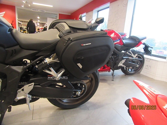 Honda CB650R E-CLUTCH - AGM Edition med varmeholker, Sw-Motech Blaze sidevesker og Daypack tankbag 4 of 21