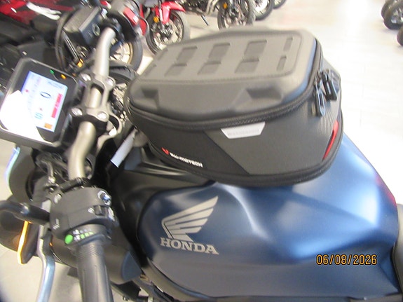 Honda CB650R E-CLUTCH - AGM Edition med varmeholker, Sw-Motech Blaze sidevesker og Daypack tankbag 5 of 21