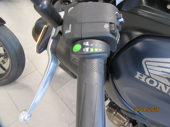 Honda CB650R E-CLUTCH - AGM Edition med varmeholker, Sw-Motech Blaze sidevesker og Daypack tankbag 3 of 21