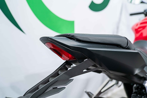 Honda CB650R E-CLUTCH - AGM Edition med varmeholker, Sw-Motech Blaze sidevesker og Daypack tankbag 14 of 21