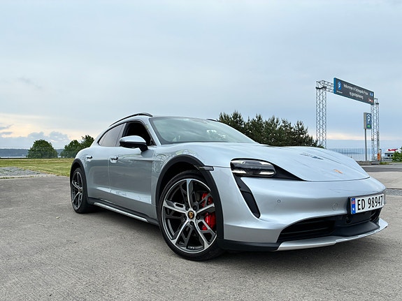 Porsche Taycan Cross Turismo 2 of 5