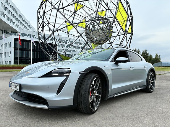 Porsche Taycan Cross Turismo 4 of 5
