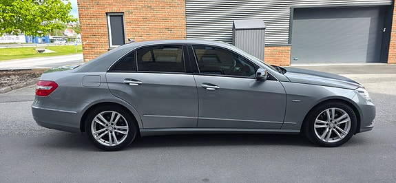 Mercedes-Benz E250 4 of 30