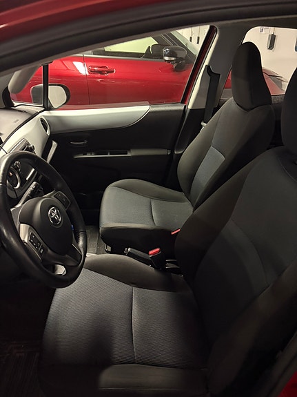 Toyota Yaris 5 of 18
