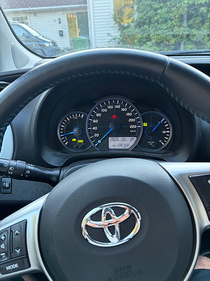 Toyota Yaris 2 of 18