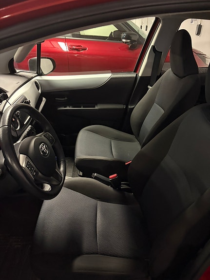 Toyota Yaris 4 of 18