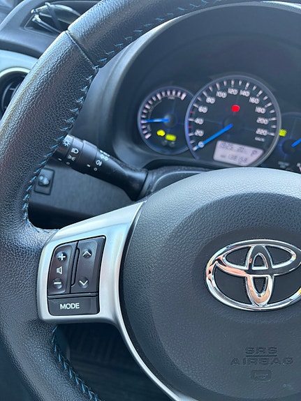 Toyota Yaris 3 of 18