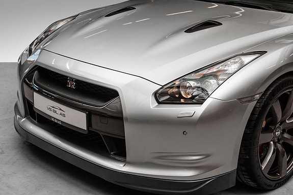 Nissan GT-R 5 of 5
