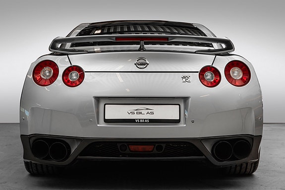Nissan GT-R 4 of 5