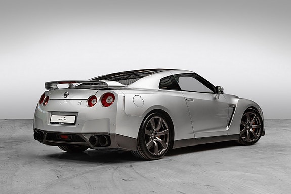 Nissan GT-R 2 of 5