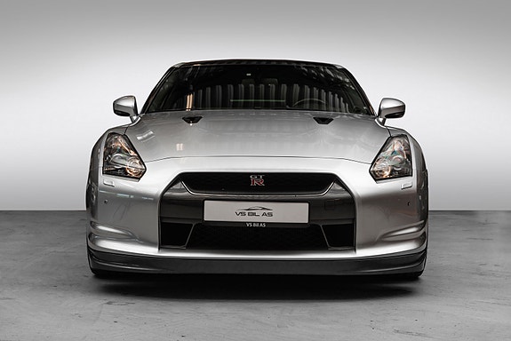 Nissan GT-R 3 of 5
