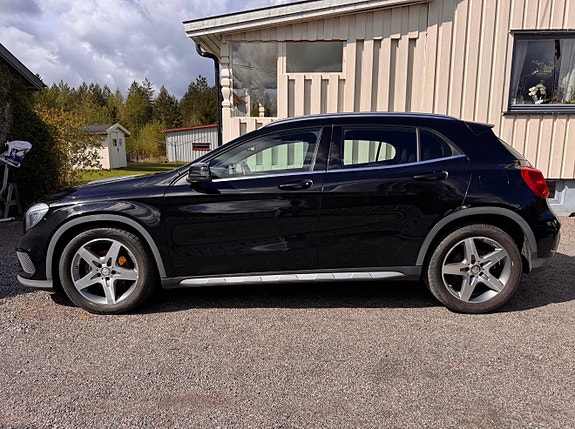 Mercedes-Benz GLA180 3 of 5
