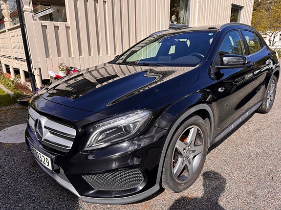 Mercedes-Benz GLA180 2 of 5