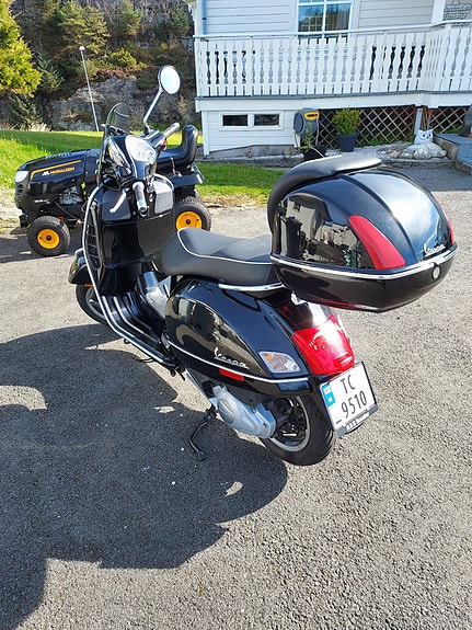 Vespa GTS 125 2 of 4